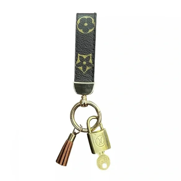 AUTHENTIC Rare 204 Louis Vuitton Lock and key with LV keychain and necklaces! - Picture 8 of 16